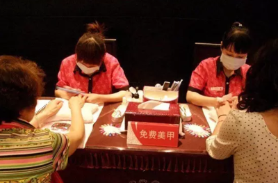 从麻辣烫到海底捞 美甲服务背后，火锅品牌拼的远不止是贴心