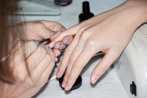 指尖的艺术 探索美甲服务的魅力与多样性